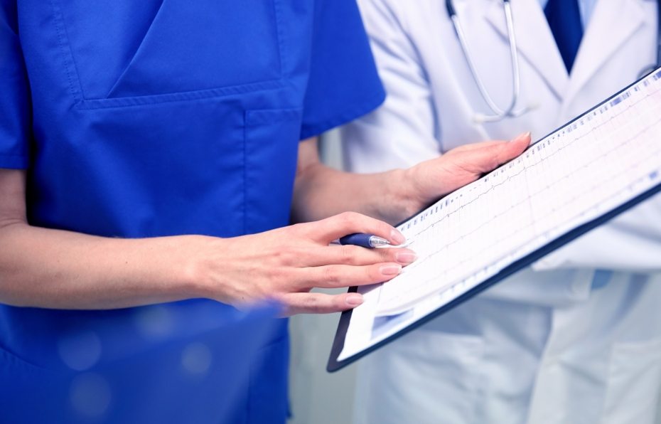 close-up-of-doctors-with-clipboard-at-hospital-PNAWFWS